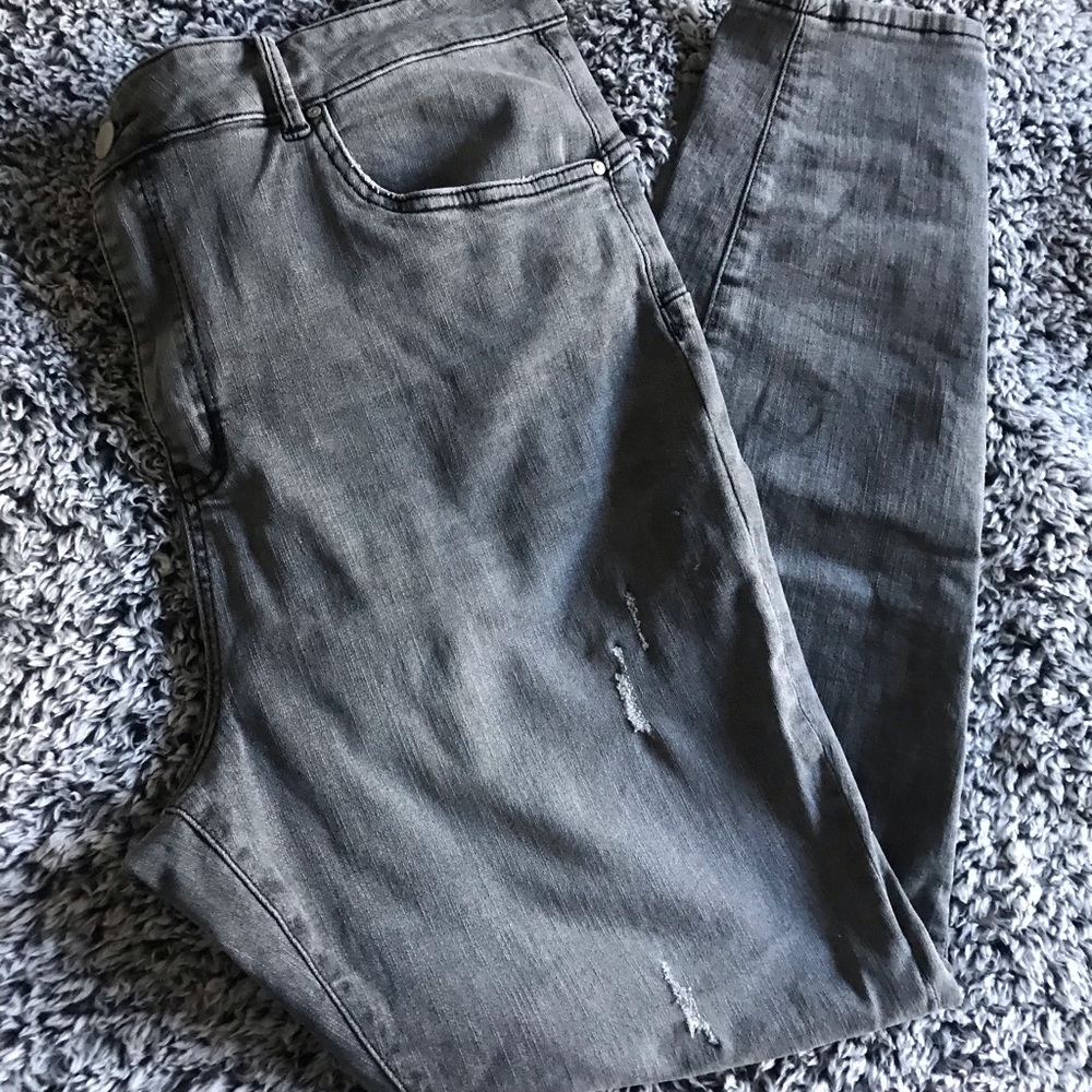 High-waisted grey skinny jeans